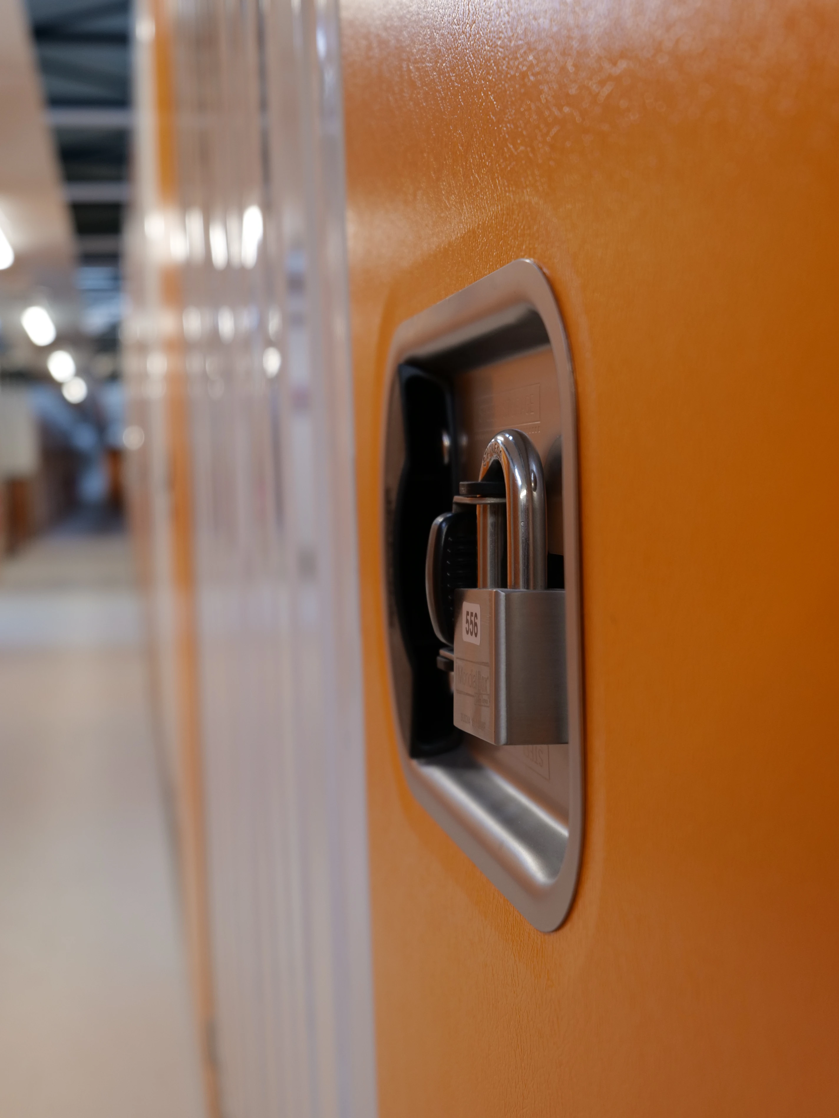 Centre de stockage pour particuliers et professionnels porte avec cadenas de sécurité au centre MondialBox Andrézieux