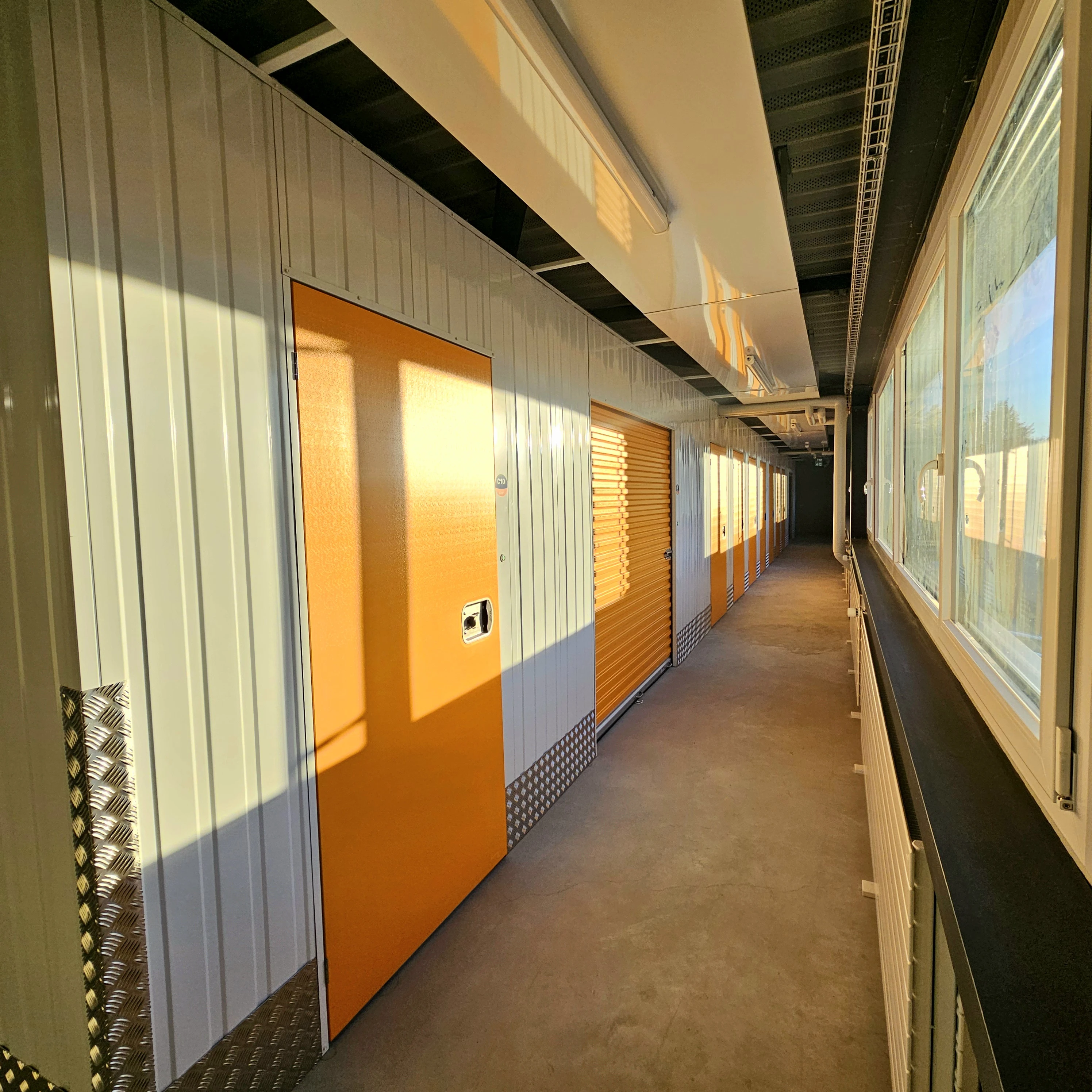 Couloir intérieur du garde-meuble MondialBox Vernier