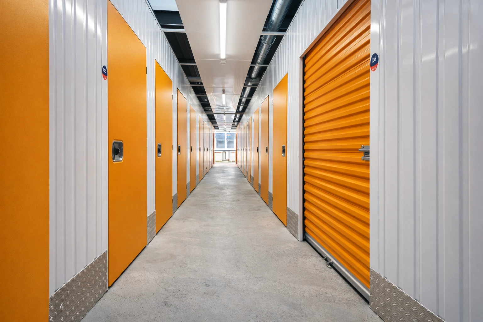 Allée de box de self-stockage intérieurs à Vernier