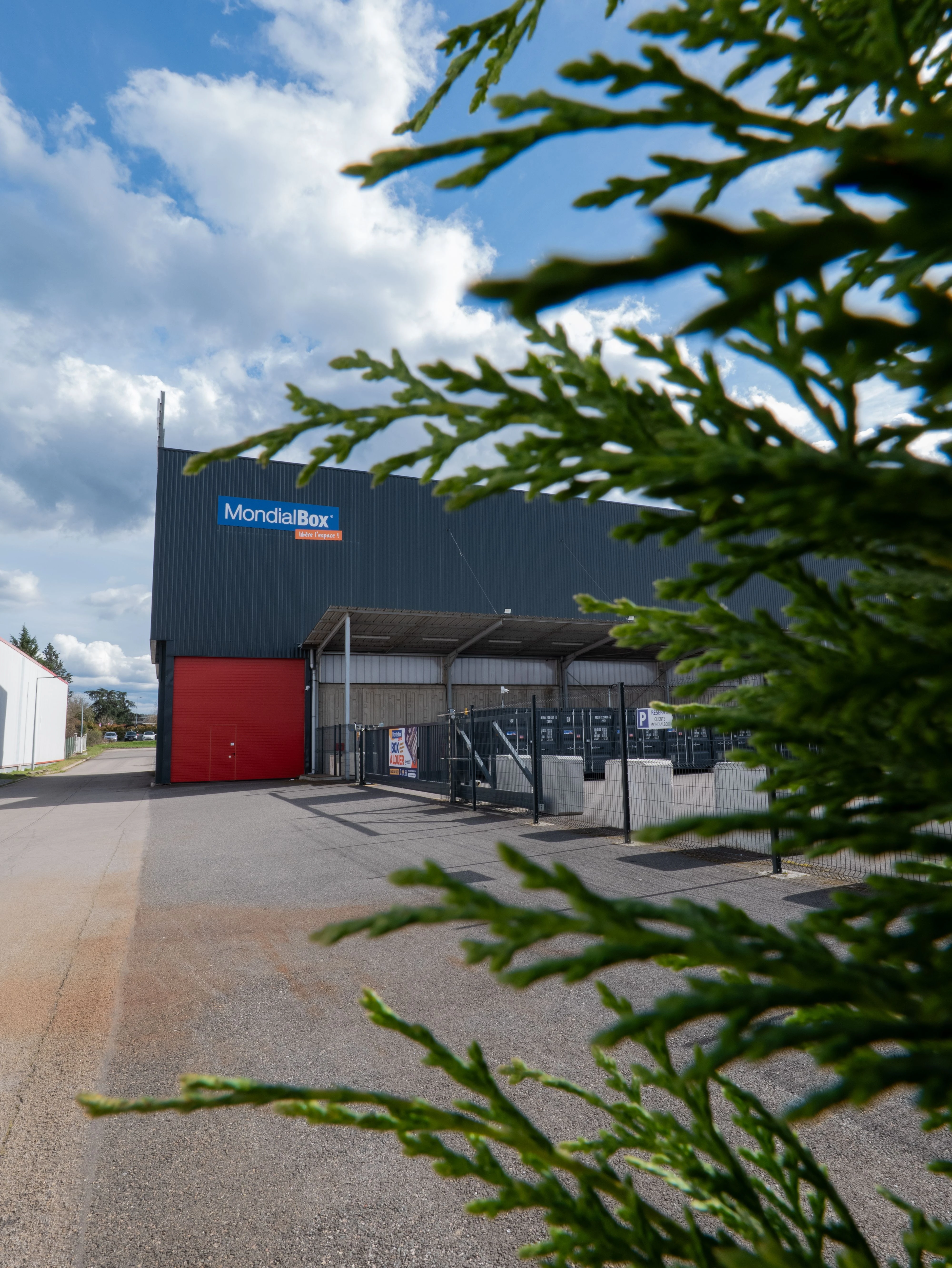 Entrée principale du centre de self stockage MondialBox à Andrézieux avec accès aux box de stockage sécurisés