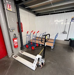 Matériel de manutention pour selfstockage à MondialBox Andrézieux-Bouthéon (proche de Saint-Etienne) - centre sécurisé accessibl
