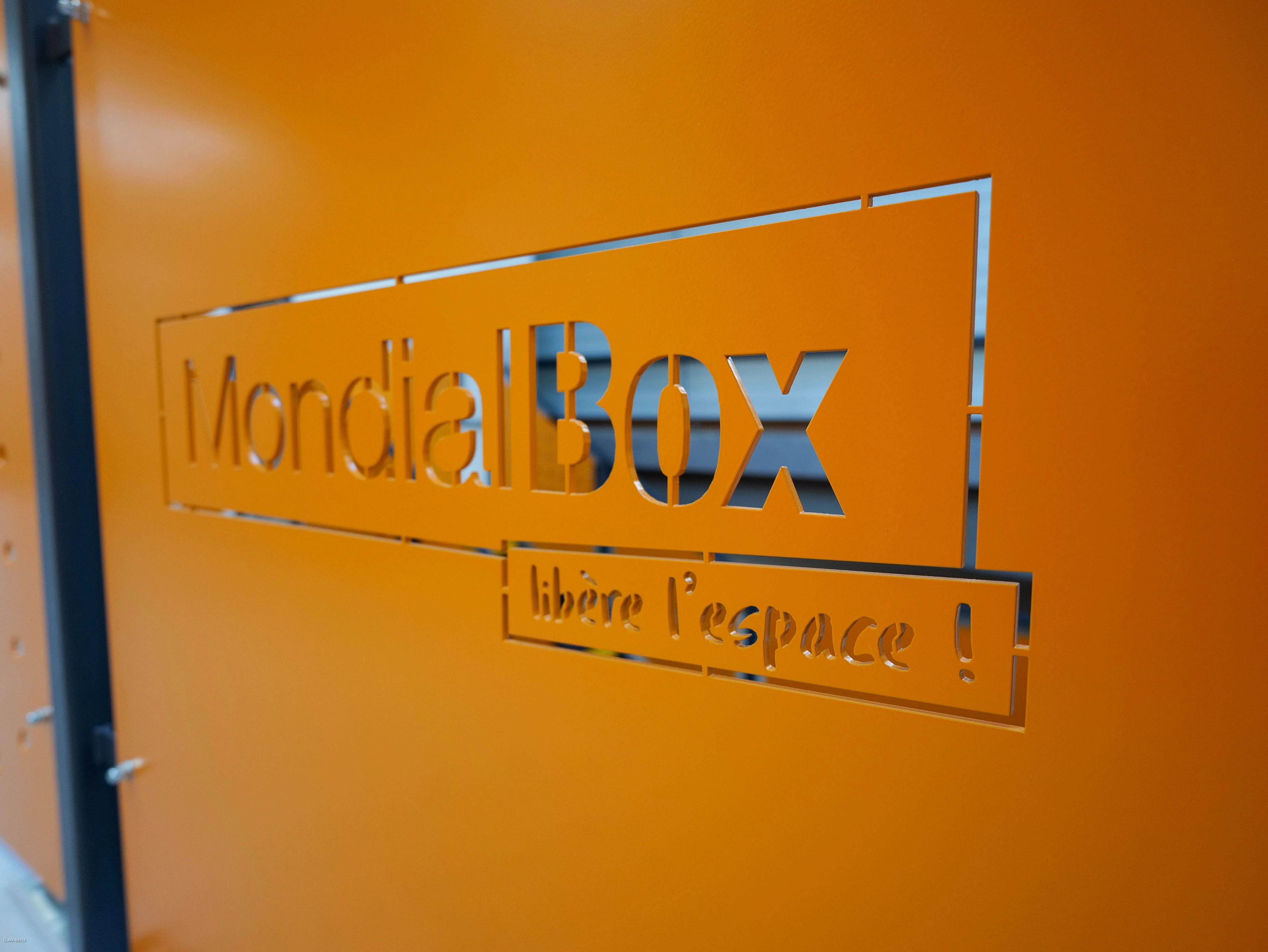 Logo MondialBox découpé sur panneau orange du centre de self stockage Andrézieux-bouthéon (à 20km de Saint-Etienne)