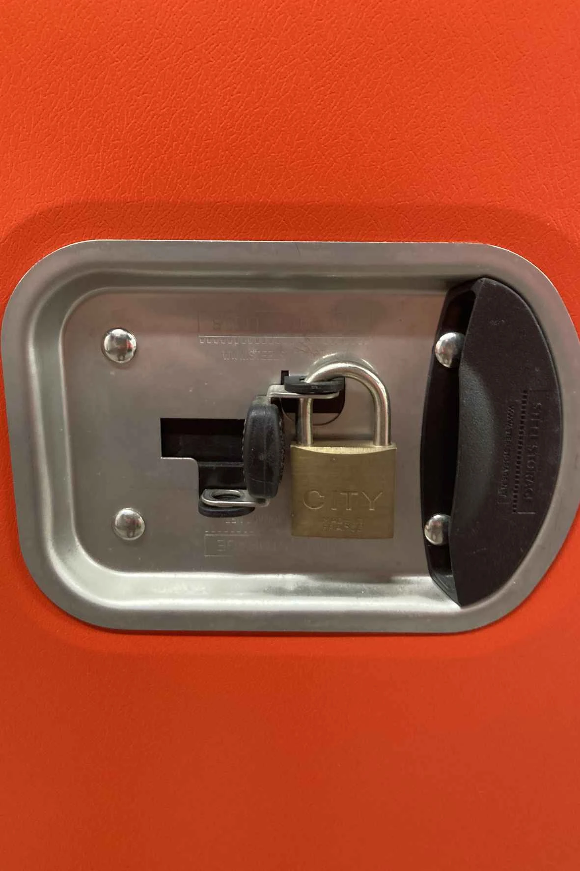MondialBox Vitré indoor - box de stockage sécurisé par cadenas