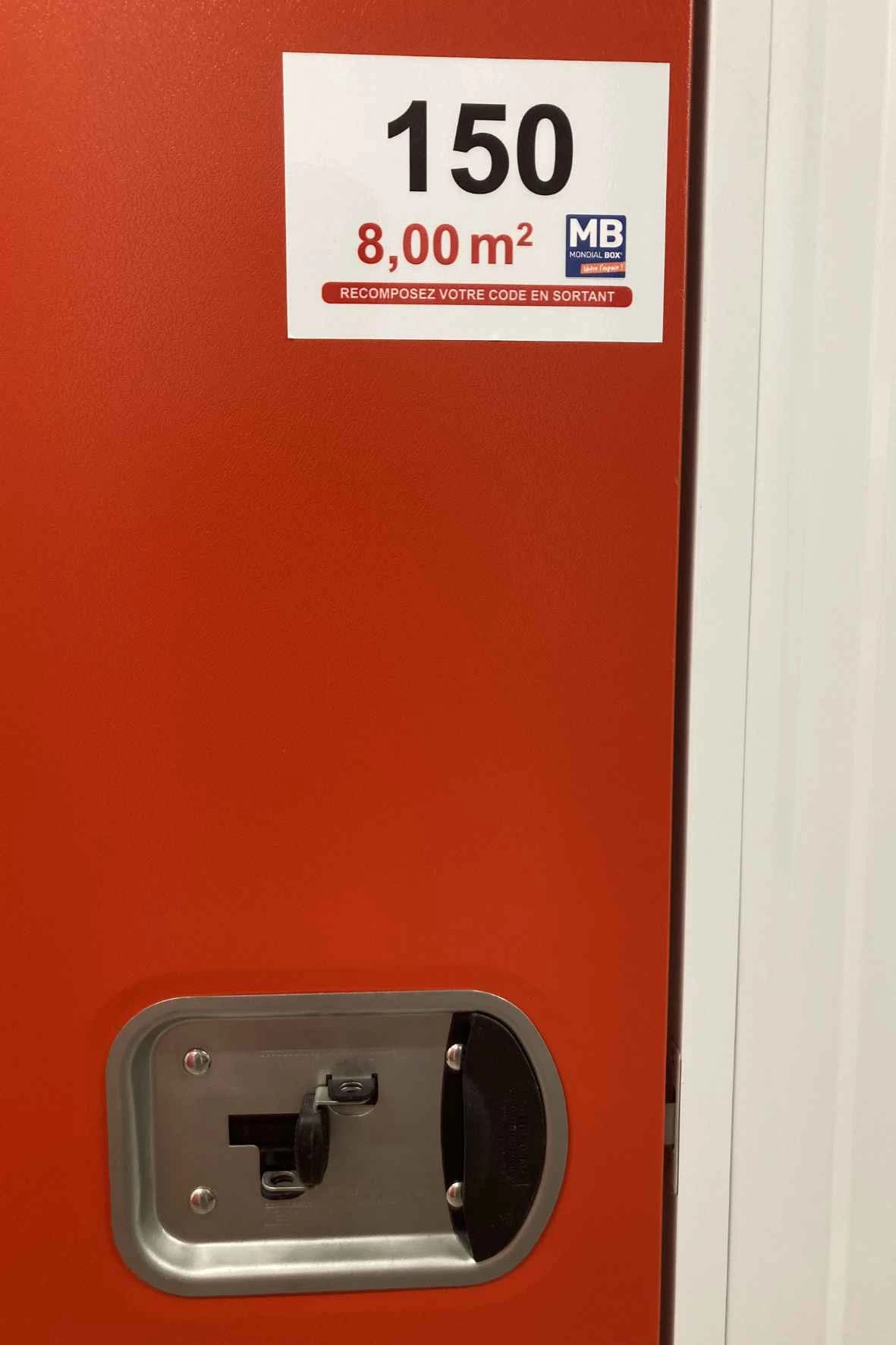 MondialBox Vitré indoor - porte du box de stockage avec cadenas